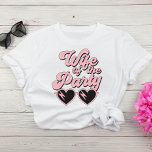 Camiseta Esposa De Guión Rosa Retro De La Bachelorette Fies<br><div class="desc">Camiseta divertida y adorable de la fiesta de la soltera para la novia con "Esposa del Fiesta" en un gran guión estilo retro rosa de los años 70 y gafas de sol en forma de corazón. Una camiseta "La vida del Fiesta" está disponible para el equipo de bachillerato.</div>