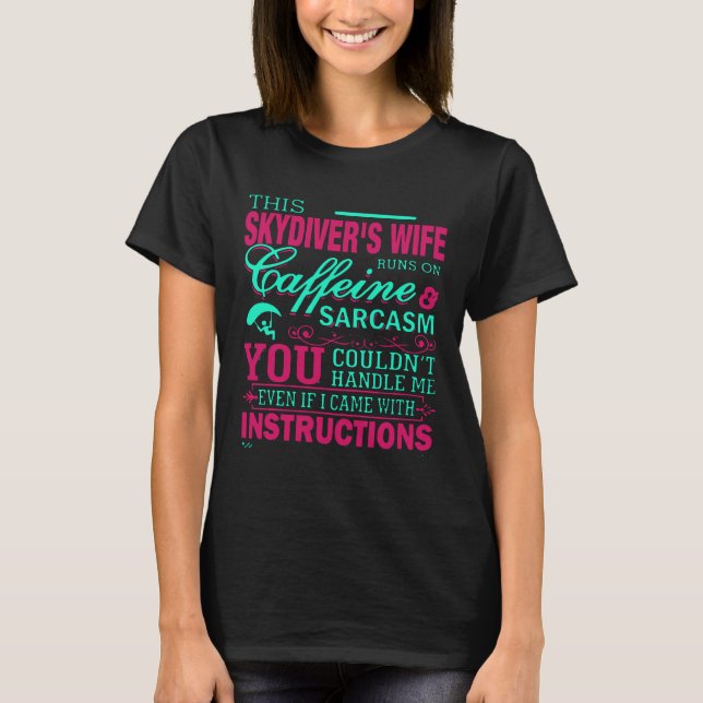 CAMISETA ESPOSA DE SKYDIVERS QUE NO PODRÍAS MANEJARME (Anverso)