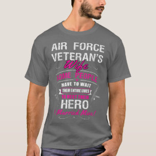 Camiseta Esposa de un veterano de la Fuerza Aérea algunas p