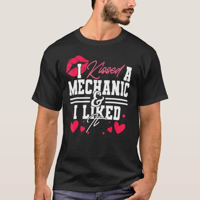 Camiseta Esposa Mecánica De Novia Besé Un Mecánico Y Yo (Anverso)