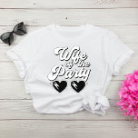Camiseta Esposa Retro Script De La Fiesta Bachelorette<br><div class="desc">Camiseta de la fiesta de la soltera para la novia con "Esposa del Fiesta" en un gran guión de estilo retro de los años 70 y gafas de sol en forma de corazón. Para el grupo de solteros hay disponibles camisetas de coordinación "La vida del Fiesta".</div>
