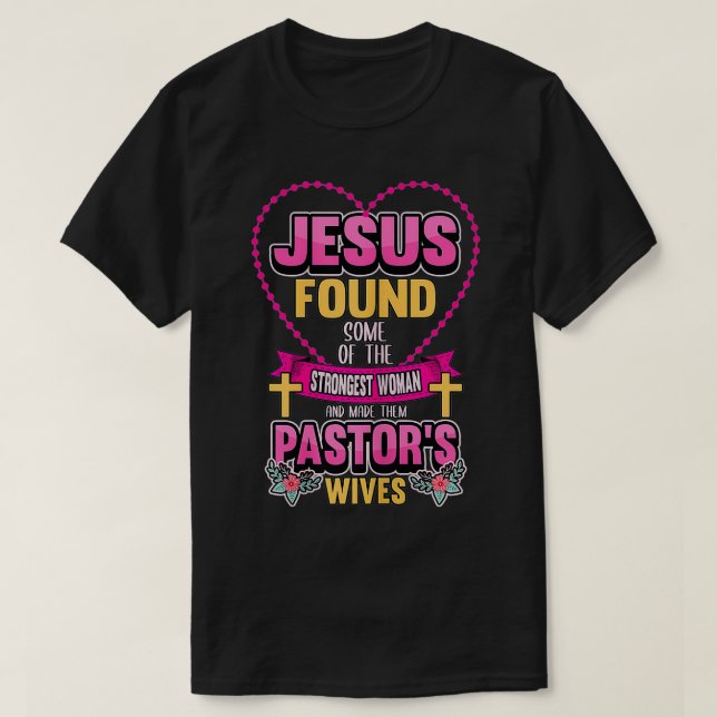 Camiseta Esposas del pastor de mujeres Jesús encontró algo  (Diseño del anverso)