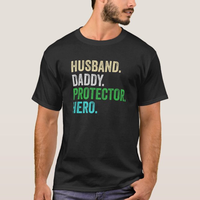 Camiseta Esposo de hombres. Papá. Protector. Héroe padre (Anverso)