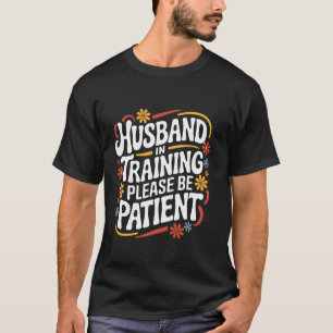 Camiseta Esposo Esposo en Entrenamiento Por Favor Tenga Pac