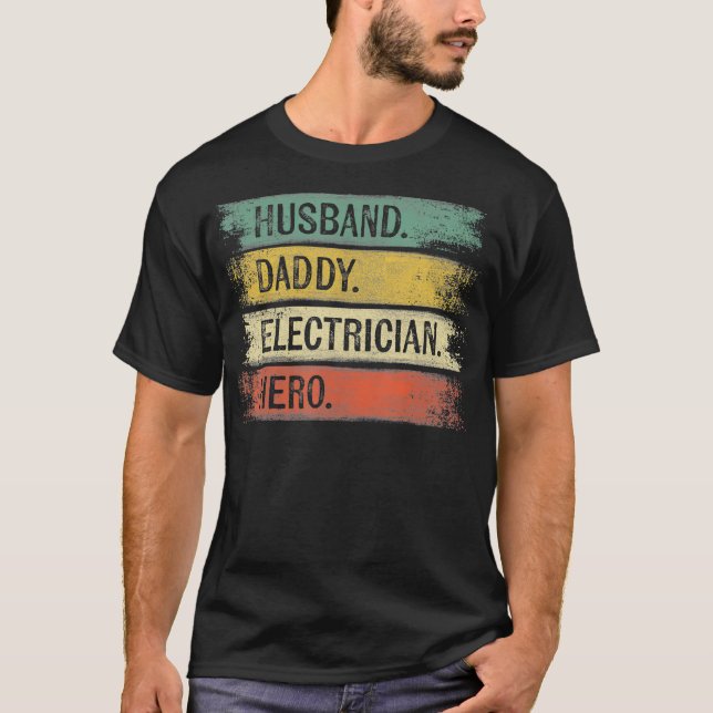 Camiseta Esposo Papi Héroe Eléctrico Funny Lineman Dad (Anverso)