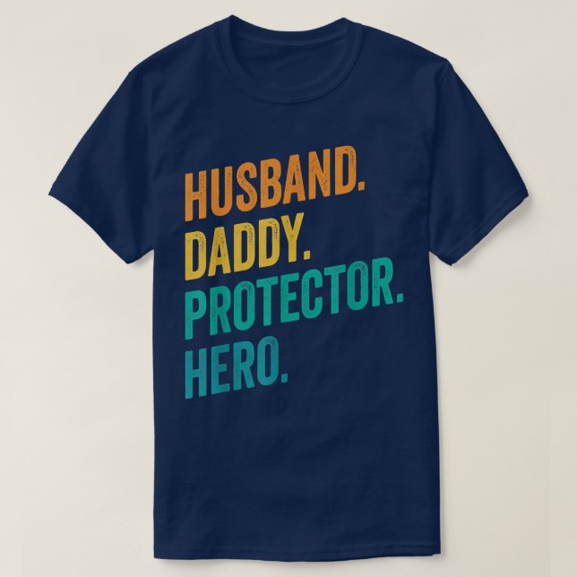 Camiseta Esposo Papi Protector Hero Padres Bandera del Día  (Diseño del anverso)