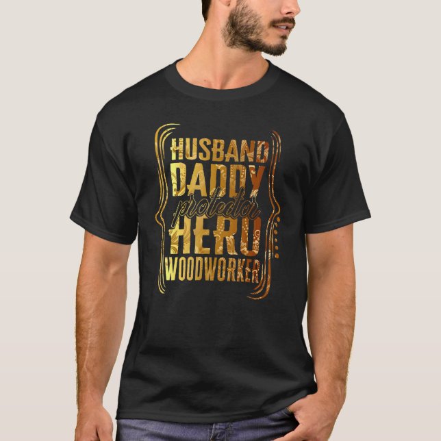 Camiseta Esposo Papi Protector Hero Woodworker Tie Dye Go (Anverso)