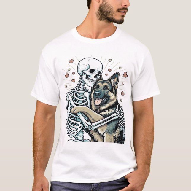 Camiseta Esqueleto abrazando a un pastor alemán � Único gót (Anverso)