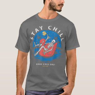 Camiseta Esqueleto Con Una Cerveza Botella Sentada En Un Fl