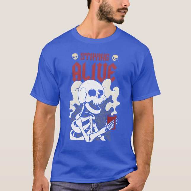 Camiseta Esqueleto de café divertido que sigue vivo (Anverso)
