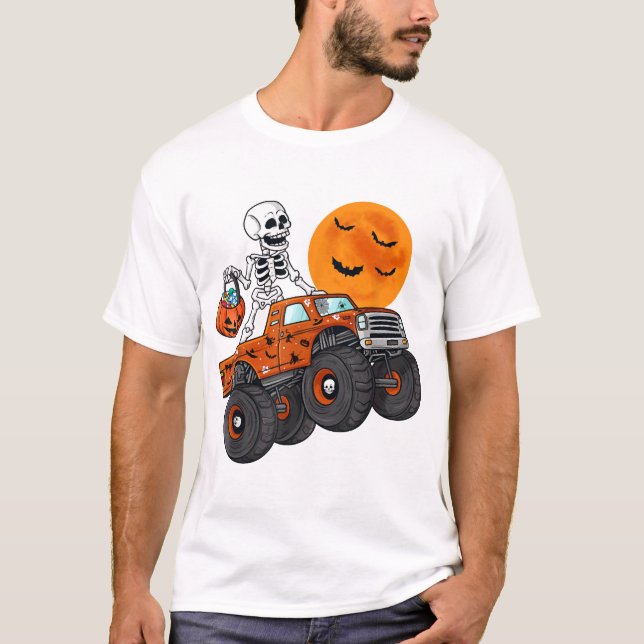 Camiseta Esqueleto de Halloween montando un camión monstruo (Anverso)