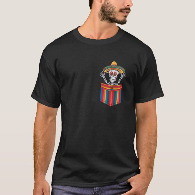 Camiseta Esqueleto de Mariachi con Serape Bolsillo Cinco De (Anverso)