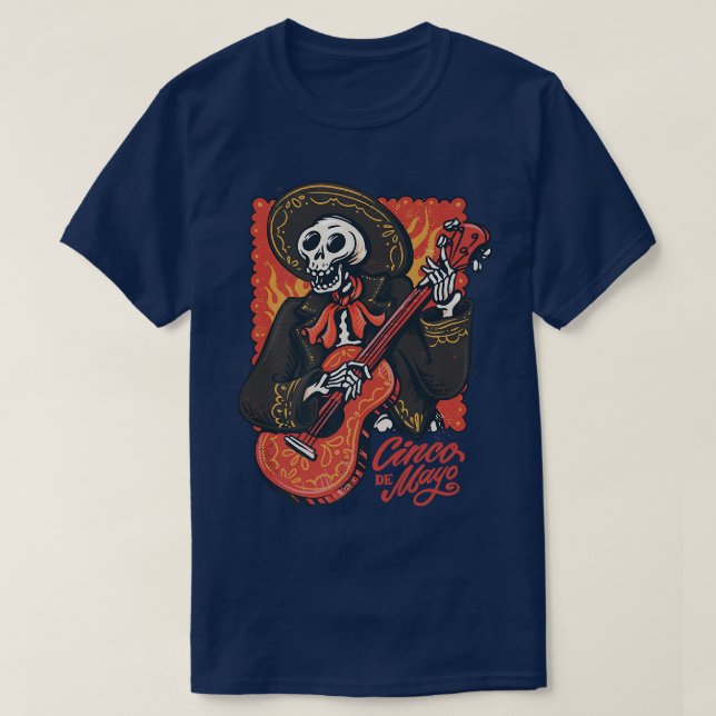 Camiseta Esqueleto de Mariachi tocando guitarra Cinco de Ma (Diseño del anverso)