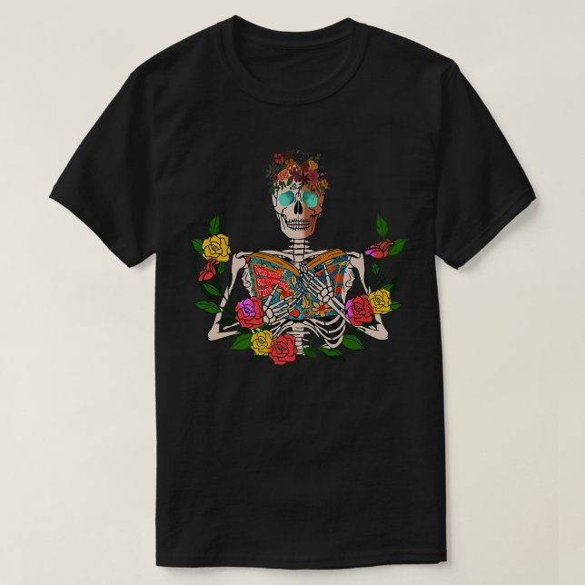 Camiseta Esqueleto Floral Leyendo Muertos Dentro Pero Leyen (Diseño del anverso)