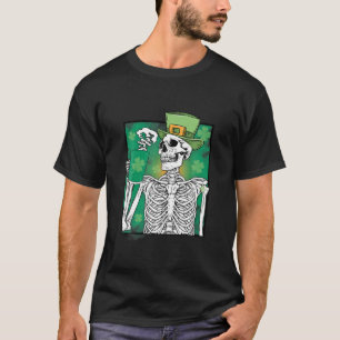 Camiseta Esqueleto irlandés tomando café verde St. Patrick