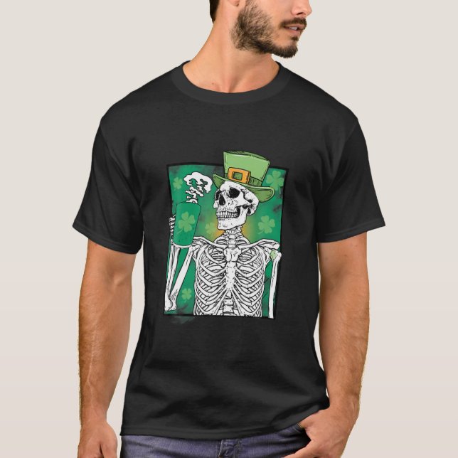 Camiseta Esqueleto irlandés tomando café verde St. Patrick (Anverso)