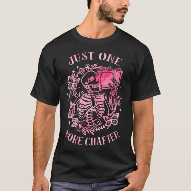 Camiseta Esqueleto Leyendo Libro Lector Just One More Chapt (Anverso)