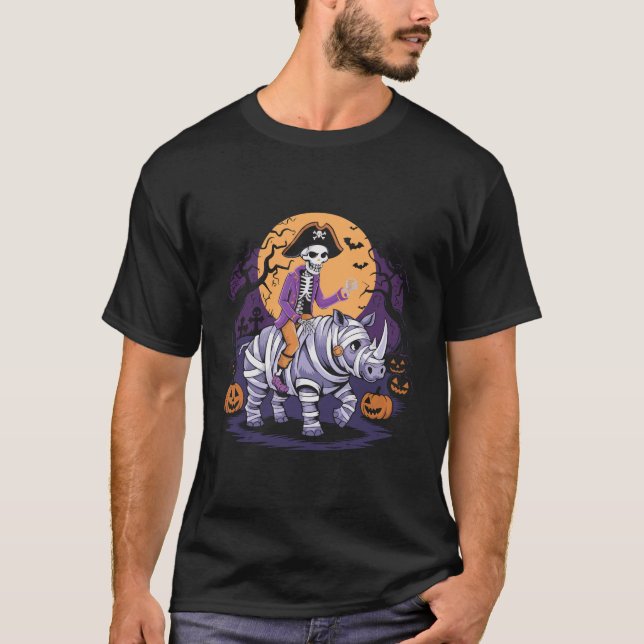 Camiseta Esqueleto pirata montando una halloween con momia  (Anverso)