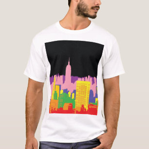 Camiseta Esquina urbana: Decoración nocturna arcoiris.