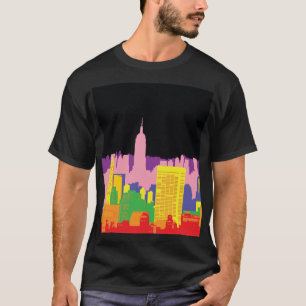Camiseta Esquina urbana: Decoración nocturna arcoiris.