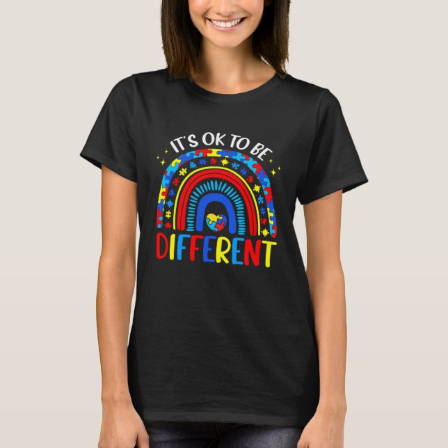 Camiseta Está Bien Ser Diferente Corazón Arcoíris Autismo A (Anverso)