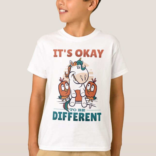 Camiseta Está bien ser una invitación diferente (Anverso)
