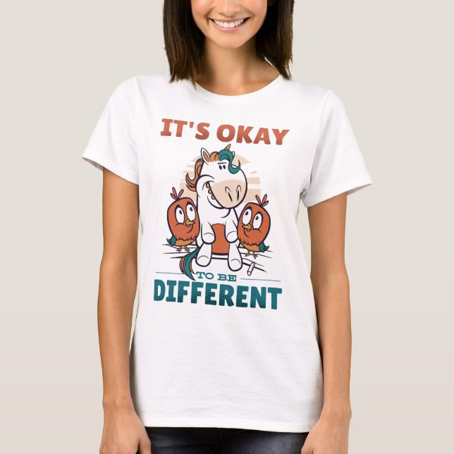 Camiseta Está bien ser una invitación diferente (Anverso)