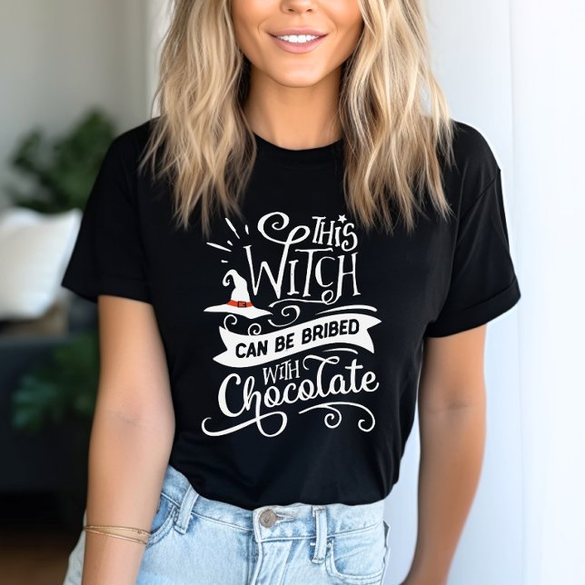 Camiseta Esta bruja puede ser sobornada Funny Halloween (Sweeten the deal with a little magic! This shirt's perfect for chocolate-loving witches like you!)