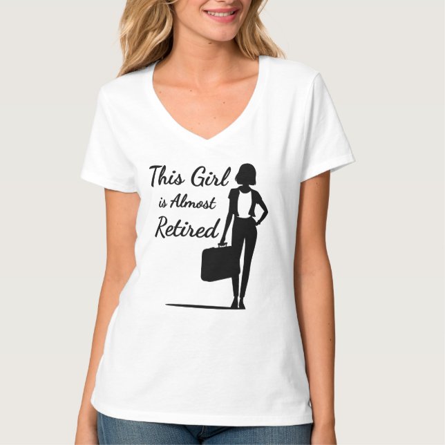 Camiseta Esta Chica está casi jubilada, una mujer jubilada  (Anverso)