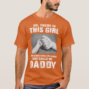 Camiseta Esta Chica Que Me Robó El Corazón Me Llama Da