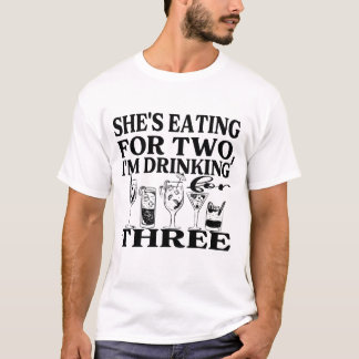 Camiseta Está comiendo por dos, bebo por tres