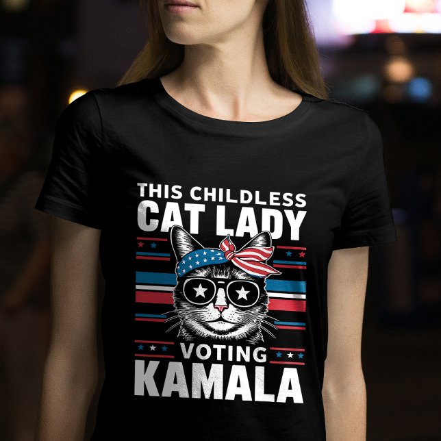 Camiseta Esta dama de gato sin hijos está votando a la aman (Subido por el creador)