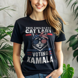 Camiseta Esta dama de gato sin hijos está votando a la aman