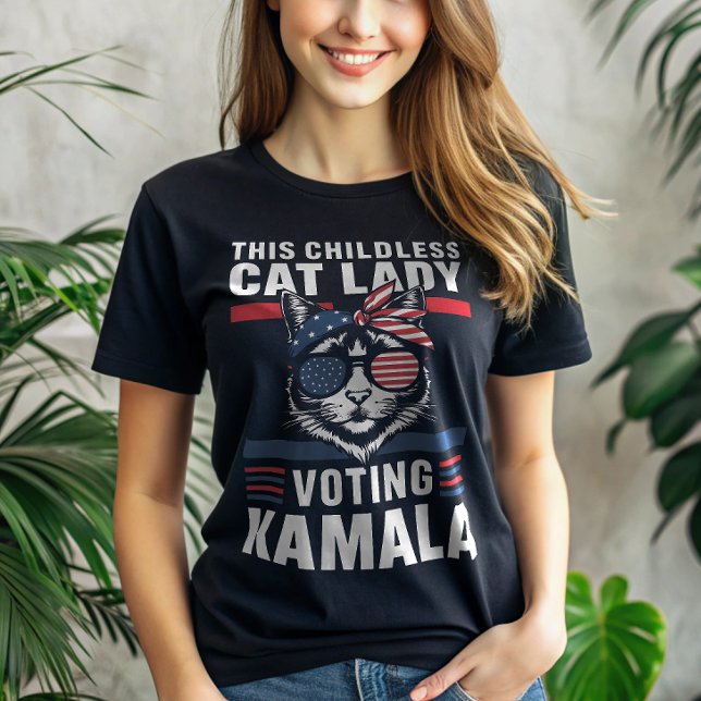 Camiseta Esta dama de gato sin hijos está votando a la aman (Subido por el creador)