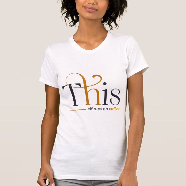 Camiseta Esta Elfa Moderna Funciona Con Café Navideño (Anverso)