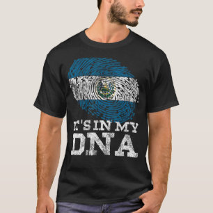 Camiseta Está en mi ADN El salvadoreño entrega la bandera d