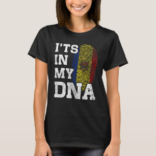 Camiseta Está en mi ADN Huella digital moldava Orgullosa Mo