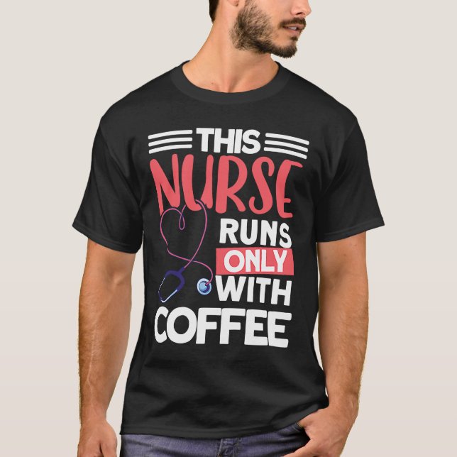 Camiseta Esta Enfermera Funciona Solamente Con Café Enferme (Anverso)