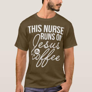Camiseta Esta enfermera le pasa a Jesús y a la enfermera gr