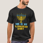 Camiseta Esta Es Mi Pajamakah Menorah Hanukkah Pajamas Chan<br><div class="desc">Toma esta graciosa Camiseta de mi Camisa Pajamakah como regalo de Hanukkah para tu amigo judío o miembro de la familia! Gira tu dreidel usando este pijama de Chanukah Navidades Judios PJs traje hebreo para hombres,  mujeres,  niños,  chicas,  niños y tener un Hannukah feliz</div>