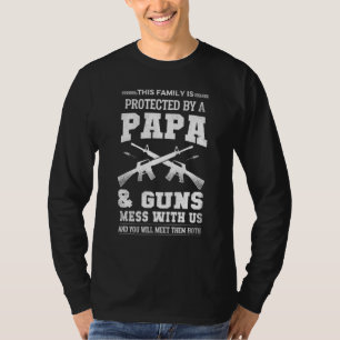 Camiseta Esta Familia Está Protegida Por Un Papa Y Las Arma