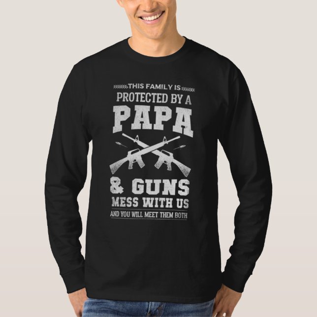 Camiseta Esta Familia Está Protegida Por Un Papa Y Las Arma (Anverso)