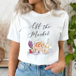 Camiseta Está fuera de la ducha de novias en el mercado de<br><div class="desc">Presentamos nuestra encantadora colección de duchas de novia "She's Off the Market". Esta encantadora suite cuenta con una temática de mercado, ideal para celebrar a la futura novia. Esta suite, con sus fantásticos ilustraciones de fruta, vino y comida, y su acogedor diseño picnic, marca la pauta para una reunión divertida...</div>