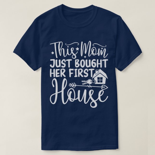 Camiseta Esta Mamá Acaba De Comprar A Su Primera Casa, Una  (Diseño del anverso)