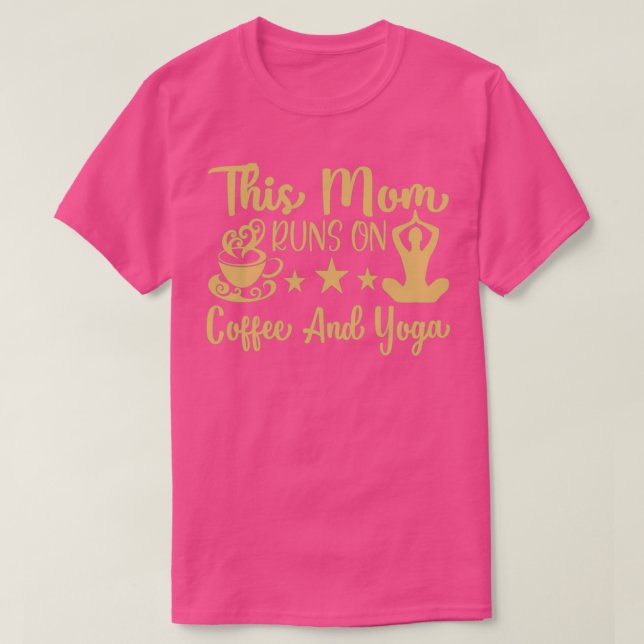 Camiseta Esta Mamá Corre Con Café Y Yoga Relajado (Diseño del anverso)