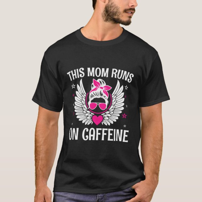 Camiseta Esta Mamá Corre Con Citas De Cafetería (Anverso)