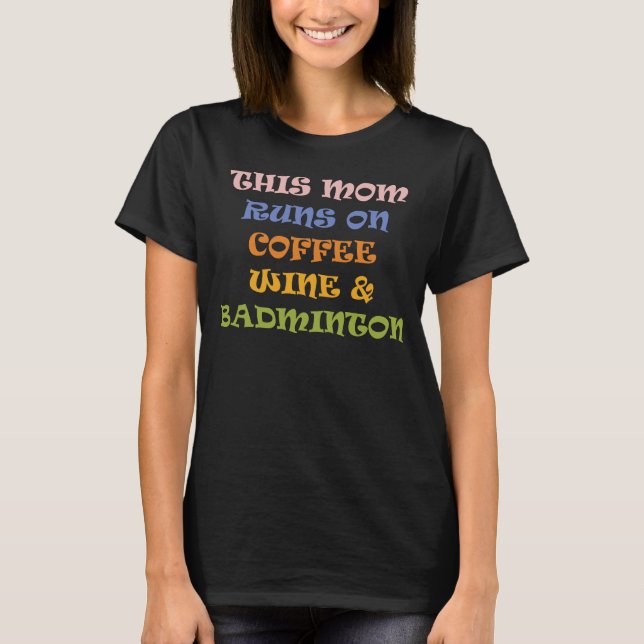 Camiseta Esta Mamá Corre Con Vino Y Badminton (Anverso)