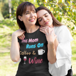 Camiseta Esta Mamá Corre En Café Y Vino