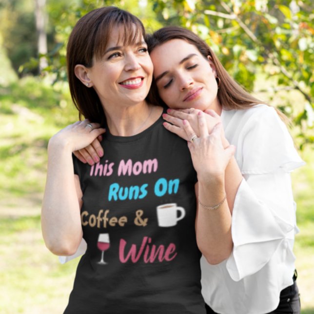 Camiseta Esta Mamá Corre En Café Y Vino (Subido por el creador)