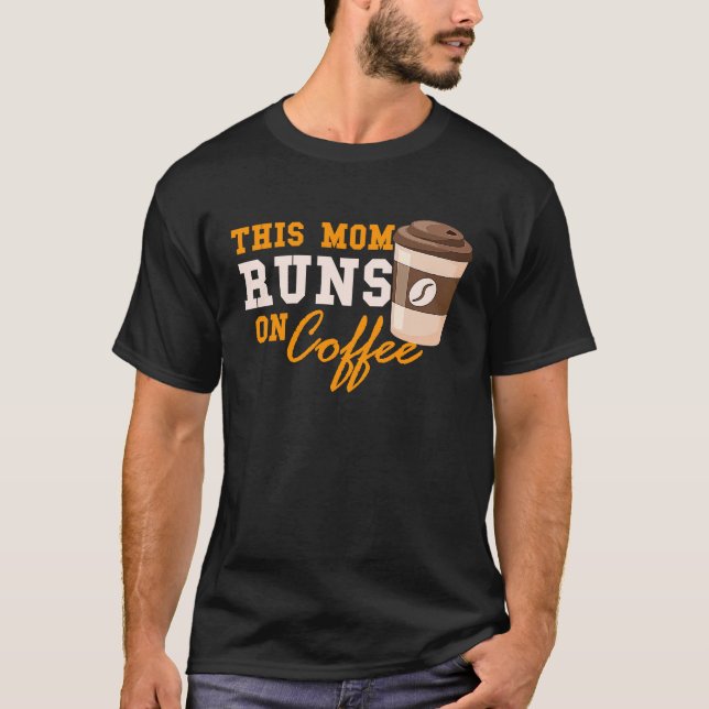 Camiseta Esta mamá corre en el café inspirado en broma madr (Anverso)